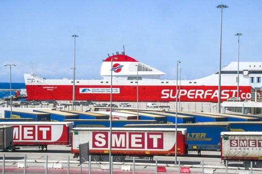 ploia adriatiki limani patras